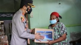 Aipda. Iswan Jhony saat melakukan bedah rumah yang sudah lapuk milik Mbah Siti Badriah (58) warga Lingkungan Kemlagi Selatan RT.03/RW.01, Desa/Kecamatan Kemlagi, Kabupaten Mojokerto Jum’at (26/11/2021.