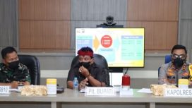 Plt Bupati Nganjuk Marhaen Djumadi saat rapat koordinasi lintas sektoral dalam rangka mengantisipasi lonjakan penularan Covid-19 pada masa libur Natal dan Tahun Baru, Jumat (26/11/2021).