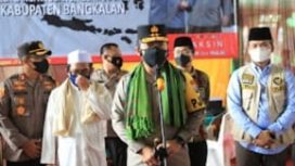 Kapolda Jawa timur Irjen Pol Nico Afinta, bersama pejabat utama Polda Jatim dan Forkopimda kabupaten Bangkalan saat pengecekan akselerasi vaksinasi di Ponpes Ar- Rowiyah Madung Bangkalan.
