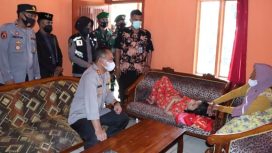 Kapolres Situbondo AKBP Ach. Imam Rifa’i. saat mengunjungi pasien penderita hidrocephalus