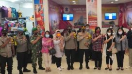 Kapolrestabes Surabaya,saat meninjau langsung gerai vaksinasi usai melaksanakan Video Conference bersama Kapolri Jenderal Polisi Listyo Sigit Prabowo, Sabtu (27/11)