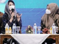 Ketua Dewan Kerajinan Nasional Daerah (Dekranasda) Jawa Timur, Arumi Bachsin Emil Dardak  saat menjadi narasumber pada Sharing Session di Convex Grand City Mal Surabaya, Minggu (28/11/2021).