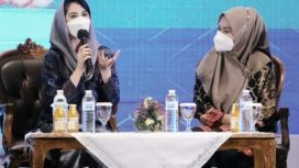Ketua Dewan Kerajinan Nasional Daerah (Dekranasda) Jawa Timur, Arumi Bachsin Emil Dardak  saat menjadi narasumber pada Sharing Session di Convex Grand City Mal Surabaya, Minggu (28/11/2021).