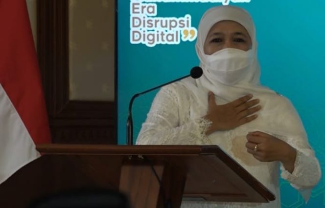 
					Gubernur Jatim Khofifah Indar parawansa, saat memberi sambutan pada  perayaan milad Muhammadiyah ke-112 H/109 M. di Aula Mas Masyur, PW Muhammadiyah Jawa Timur Jl Kertomenanggal IV No.1 Surabaya, Sabtu (27/11/2021).