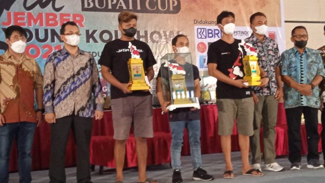 
					Kepala Dinas Perikanan Jember Serahkan Hadiah Kepada Pemenang Kompetisi Bupati Cup 2 Young Koi