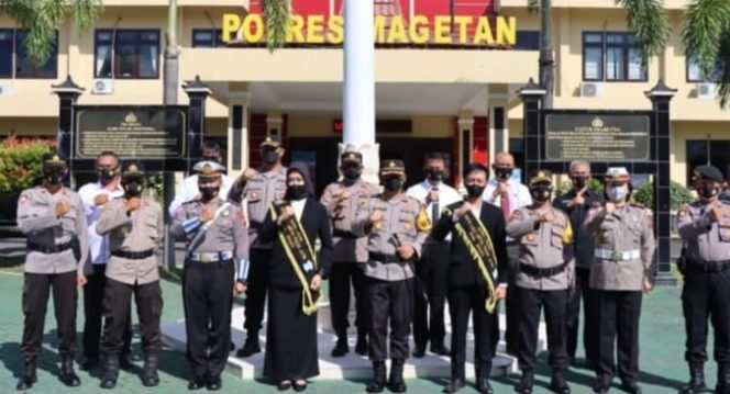 
					Kapolres Magetan, AKBP Yakhop Silvana Delareskha saat memimpin upacara pemberian penghargaan kepada Duta Lalu lintas yg telah berhasil raih juara I tingkat Polda.