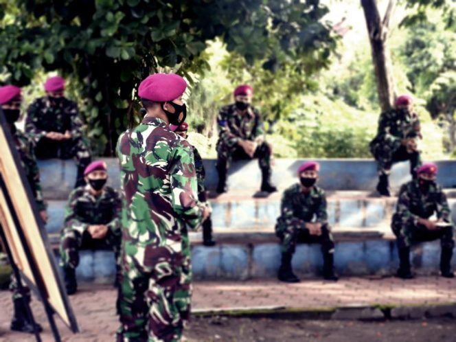 
					Prajurit Yonif 5 Marinir Perdalam Materi GPS Dan Peta