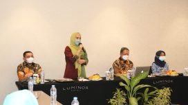 Ketua Dekranasda Sidoarjo, Hj Sa'adha Achmad Mudlor Ali, saat membuka pelatihan IKM di hotel Luminor, Senin (29/11/21)