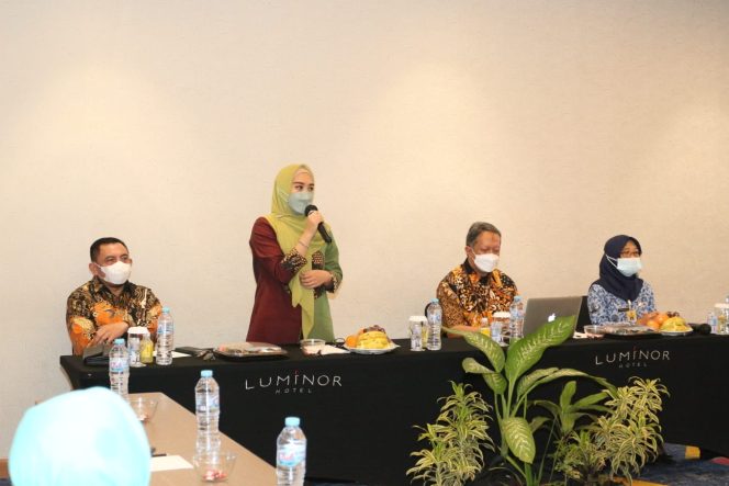 
					Ketua Dekranasda Sidoarjo, Hj Sa'adha Achmad Mudlor Ali, saat membuka pelatihan IKM di hotel Luminor, Senin (29/11/21)