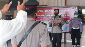 Kapolresta Sidoarjo Kombes Pol Kusumo Wahyu Bintoro saat Pimpin sertijab di loby Utama Mapolresta Sidoarjo,Selasa (30/11/21)