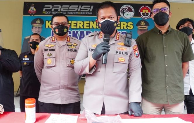 
					Kapolresta Sidoarjo Kombespol Kusumo Wahyu Bintoro saat konferensi pers penangkapan tersangka pengedar narkoba jenis sabu di wilayah kabupaten Sidoarjo.