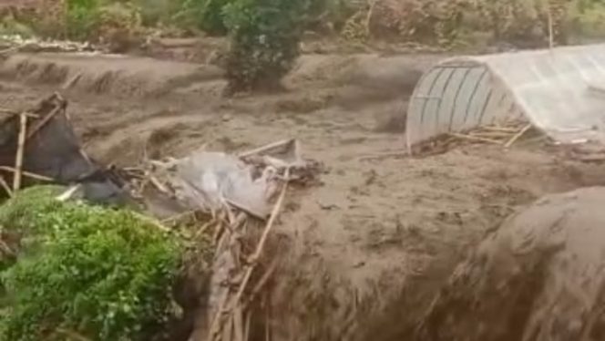 
					Banjir bandang menerjang Kota Batu, Kamis (4/11/2021).