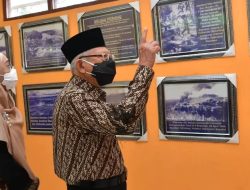 Wapres Ma’ruf Amin didampingi Ibu Wury Ma’ruf Amin mengunjungi Tugu MacArthur, di Jayapura, Papua, Sabtu (06/11/2021). (Foto: BPMI Setwapres)
