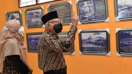 Wapres Ma’ruf Amin didampingi Ibu Wury Ma’ruf Amin mengunjungi Tugu MacArthur, di Jayapura, Papua, Sabtu (06/11/2021). (Foto: BPMI Setwapres)
