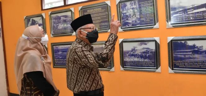 
					Wapres Ma’ruf Amin didampingi Ibu Wury Ma’ruf Amin mengunjungi Tugu MacArthur, di Jayapura, Papua, Sabtu (06/11/2021). (Foto: BPMI Setwapres)