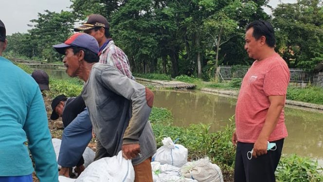 
					Kades Segaran H.Rusli.HN.SE (Memakai kaos merah)