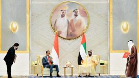 Presiden Jokowi bersama Pangeran MBR saat menyaksikan pertukaran sejumlah nota kesepahaman, di Dubai Exhibition Center, PEA, Kamis (04/11/2021). (Foto: BPMI Setpres/Laily Rachev)