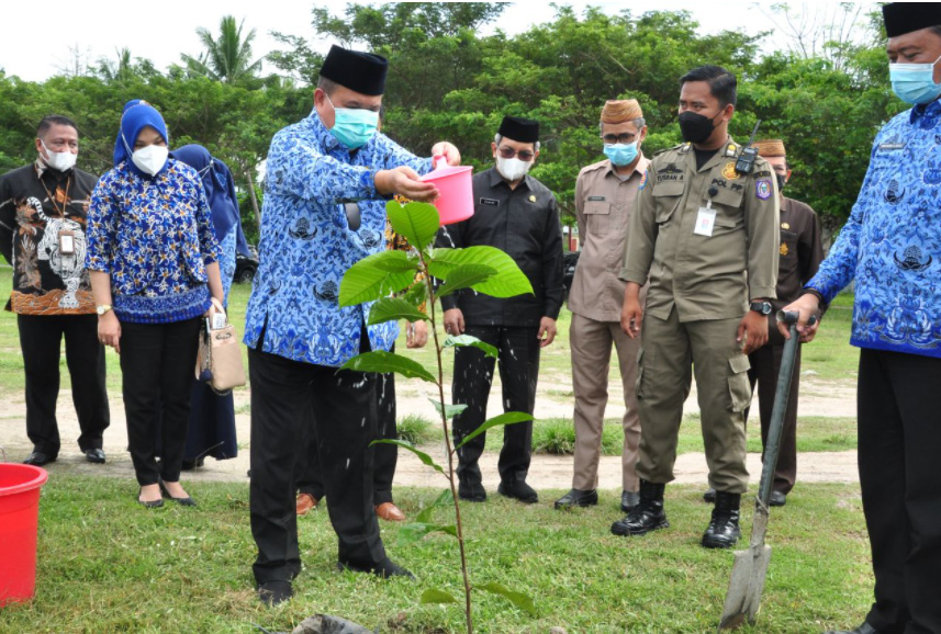 Peringati HGN, Guru Gorontalo Tanam 10 Ribu Pohon