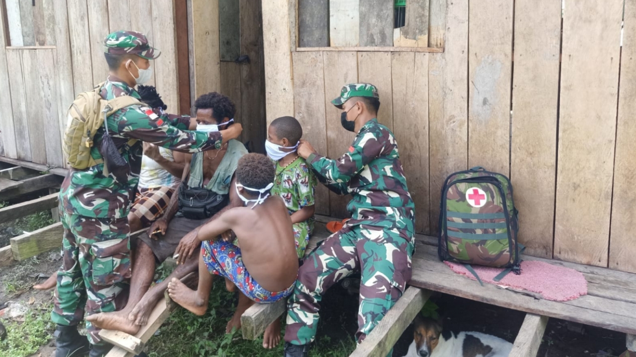 Tetap Terapkan Prokes, TNI Tingkatkan Kualitas Kesehatan di Tapal Batas Papua