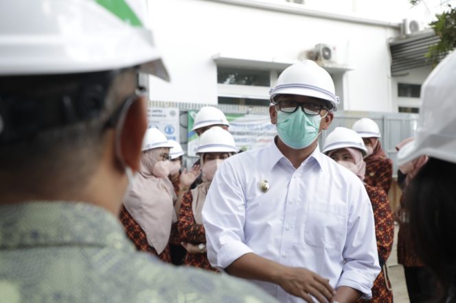 
					Wakil Bupati Bogor, Iwan Setiawan memantau langsung jalannya sejumlah proyek pembangunan, diantaranya di RSUD Cibinong  dan alun-alun Cirimekar, Kecamatan Cibinong, pada Kamis (25/11/2021).
