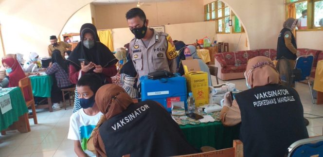 
					Polsek Mandalle Pantau Pelaksanaan Vaksinasi Covid-19 Bagi Pelajar Dan Masyarakat Umum