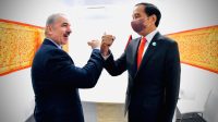 Presiden Joko Widodo melakukan pertemuan bilateral dengan PM Palestina Mohammad Ibrahim Shtayyeh, di sela-sela KTT Pemimpin Dunia COP26, di Scottish Event Campus, Glasgow, Skotlandia, Senin (01/11/2021). (Foto: BPMI Setpres/Laily Rachev)
