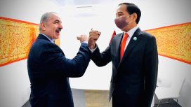 Presiden Joko Widodo melakukan pertemuan bilateral dengan PM Palestina Mohammad Ibrahim Shtayyeh, di sela-sela KTT Pemimpin Dunia COP26, di Scottish Event Campus, Glasgow, Skotlandia, Senin (01/11/2021). (Foto: BPMI Setpres/Laily Rachev)