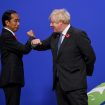 PM Inggris Boris Johnson menyambut kedatangan Presiden Joko Widodo di KTT COP26 Glasgow, Senin (01/11/2021). (Foto: BPMI Setpres/Laily Rachev)