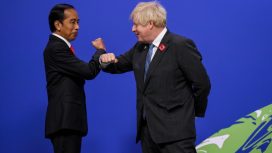 PM Inggris Boris Johnson menyambut kedatangan Presiden Joko Widodo di KTT COP26 Glasgow, Senin (01/11/2021). (Foto: BPMI Setpres/Laily Rachev)