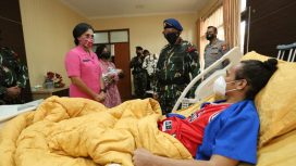 Kapolri, Jenderal Listyo Sigit Prabowo saat menjenguk anggota yang tertembak saat bertugas (14/11/21). (Dok. Humas Polri)