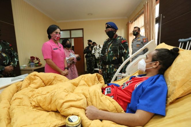 
					Kapolri, Jenderal Listyo Sigit Prabowo saat menjenguk anggota yang tertembak saat bertugas (14/11/21). (Dok. Humas Polri)