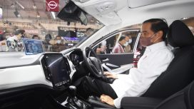 Presiden Jokowi saat meninjau pameran GIIAS, di ICE, BSD City, Tangerang, Banten, Rabu (17/11/2021) (Foto: BPMI Setpres/Lukas)
