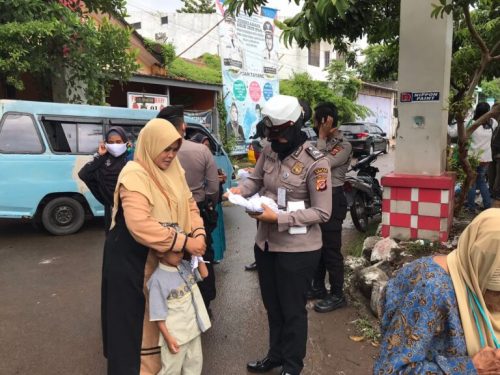Antisipasi Penyebaran Covid-19, Satlantas Polres Cirebon Kota Bagikan Masker kepada Masyarakat