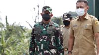 Panglima Divisi Infanteri (Pangdivif) 1 Kostrad, Mayjen TNI Dedy Kusmayadi meninjau langsung pembangunan jembatan rawayan di Desa Ciapus, Kecamatan Ciomas, Selasa (9/11/2021).