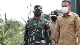 Panglima Divisi Infanteri (Pangdivif) 1 Kostrad, Mayjen TNI Dedy Kusmayadi meninjau langsung pembangunan jembatan rawayan di Desa Ciapus, Kecamatan Ciomas, Selasa (9/11/2021).