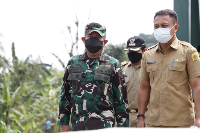 
					Panglima Divisi Infanteri (Pangdivif) 1 Kostrad, Mayjen TNI Dedy Kusmayadi meninjau langsung pembangunan jembatan rawayan di Desa Ciapus, Kecamatan Ciomas, Selasa (9/11/2021).