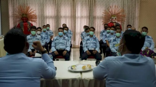 
					Petugas Pengamanan Lembaga Pemasyarakatan (Lapas) Kelas IIA Jakarta mendapat penguatan Pembangunan Zona Integritas (ZI) menuju Wilayah Bebas dari Korupsi (WBK), Selasa (16/11). (Dok. Ditjenpas)