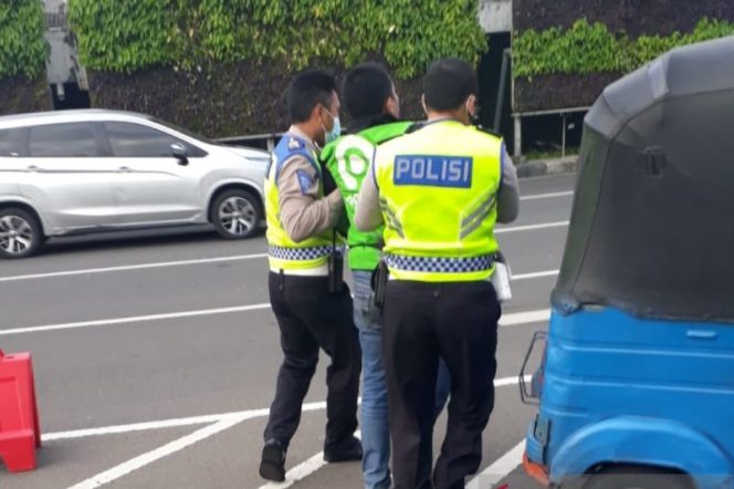 
					Anggota Ditlantas PMJ Selamatkan Nyawa Pengemudi Ojek Online yang Pingsan karena Sesak Nafas