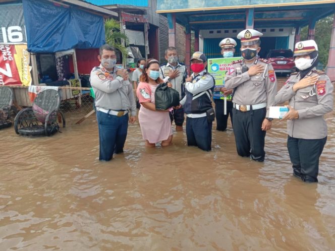 
					Peduli Korban Banjir, Satlantas Polres Palangka Raya Bagikan Sembako