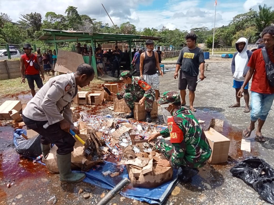 TNI-Polri Musnahkan 2760 Botol Miras Sitaan dari Jalan Trans Jayapura-Wamena