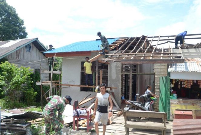 
					Satgas Yonif 144/JY Perbaiki Atap Rumah Warga Perbatasan