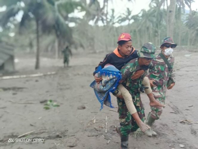 
					Sigap! Prajurit Yonko 464 Paskhas Gendong Korban Erupsi Semeru
