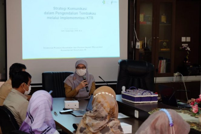 
					Kepala Dinkes Kota Depok, Mary Liziawati saat membuka Workshop Strategi Komunikasi (Strakom) Kesehatan dalam Pengendalian Tembakau. (Dok. Diskominfo Depok)