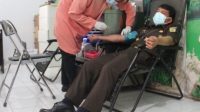 Kepala Kejaksaan Negeri (Kajari) Jember Zullikar Tanjung saat mengikuti kegiatan donor darah di Markas Palang Merah Indonesia (PMI) Kabupaten Jember, Selasa (30/11/2021).