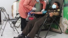 Kepala Kejaksaan Negeri (Kajari) Jember Zullikar Tanjung saat mengikuti kegiatan donor darah di Markas Palang Merah Indonesia (PMI) Kabupaten Jember, Selasa (30/11/2021).