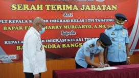 Sertijab Kepala Kantor Imigrasi Kelas I TPI Tanjung Perak Surabaya, dari pejabat lama Plt Fajar Harry ke pejabat yang baru Indra Bangsawan di Aula Kanim Tanjung Perak Surabaya,Rabu (1/12/21)