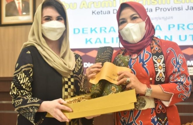 
					Ketua Dewan Kerajinan Nasional Daerah (Dekranasda) Jawa Timur, Arumi Bachsin Emil Dardak  saat menerima kunjungan kerja  Ketua Dekranasda Kalimamtan Utara (Kaltara), Rahmawati Zainal di kantor dinas Koperasi dan UMKM Provinsi Juanda, Kamis (2/12/2021).