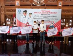 Bupati Ponorogo Sugiri Sancoko, salurkan BLT dana bagi hasil cukai tembakau pada Buruh tani dan buruh pabrik rokok di Pendopo Pemkab Ponorogo,Rabu (1/12/21)
