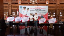 Bupati Ponorogo Sugiri Sancoko, salurkan BLT dana bagi hasil cukai tembakau pada Buruh tani dan buruh pabrik rokok di Pendopo Pemkab Ponorogo,Rabu (1/12/21)