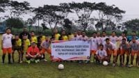 Sat Intelkam Polres Kediri Kota, saat olah raga bersama Masyarakat dan Siswa Papua-NTT Conexion di Lapangan Tirtosari Kelurahan Tosaren Kecamatan Pesantren Kota Kamis (2/12/21).
